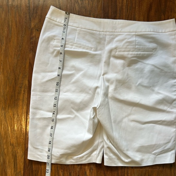 Chicos Bermuda Shorts Women’s Size 2 (W 12) Off White Zip Pockets Lightweight - Picture 8 of 10
